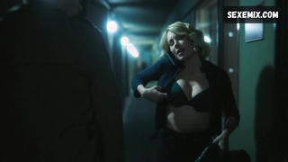 Jennifer Holland, biancheria intima di Alison Araya, scena in Peacemaker s01e02 (2022)