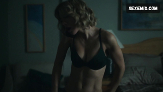 Jennifer Holland, biancheria intima di Alison Araya, scena in Peacemaker s01e02 (2022)