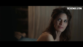 Laura Chiatti, Valentina Cervi, The Players'daki üstsüz sahne (2020)