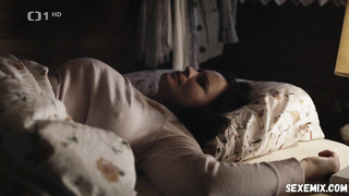 Jitka Cvancarova seksi, Doktor Martin'deki sahne s01e06-07 (2015)