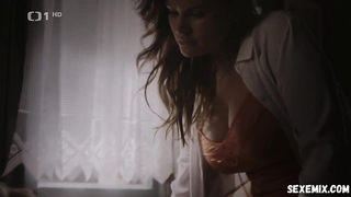 Jitka Cvancarova seksi, Doktor Martin'deki sahne s01e06-07 (2015)