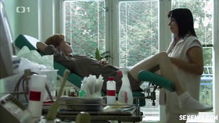 Anna Geislerova sexy, Szene in Nevinne lzi s01e01 (2013)