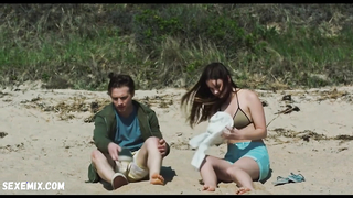 Liana Liberato sexy, scena in Beach House (2019)