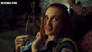 Katherine Barrell'in göğüsleri, Wynonna Earp s03e10 (2018) sahnesi