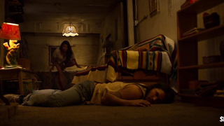 Berenice Marlohe, Jaime Ray Newman, Owee Rae sexy, scena in Valley of the Gods (2019)