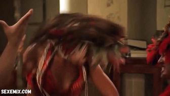 Tia Carrere sexy, scène dans Relic Hunter s01e01 (1999)