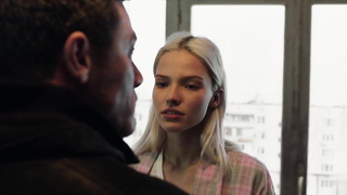Sasha Luss sexy, scena in Anna (2019)