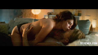 Bo Maerten, Maartje van de Wetering sexy, scène dans Ron Goossens, Low Budget Stuntman (2017)