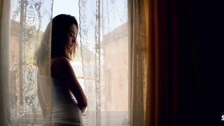 Olga Kurylenko seksi, The Bay Of Silence (2020) sahnesi