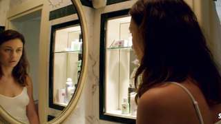 Olga Kurylenko seksi, The Bay Of Silence (2020) sahnesi