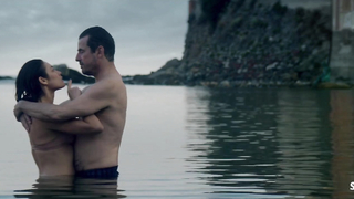 Olga Kurylenko seksi, The Bay Of Silence (2020) sahnesi