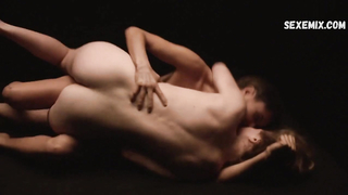 Sara Hjort Ditlevsen, Sara Helling sexy, scena in Gourmet (2020)