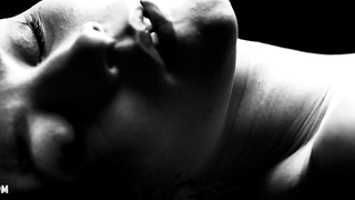 Ursula Bedena sexy, scène dans L'étrange couleur des larmes de ton corps (2013)