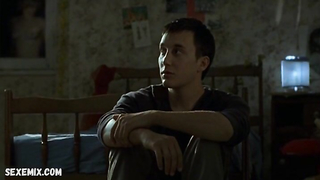 Sophie Quinton shows tits, scene in Les liens du sang (2003)