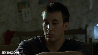 Sophie Quinton shows tits, scene in Les liens du sang (2003)