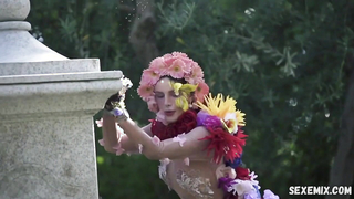 Bella Thorne sembra molto sexy, scena in Forbidden Flower (2019)