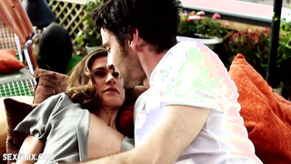 Lili Bordan Silent Witness s14e07 (2011)'de göğüslerini gösteriyor, sahne