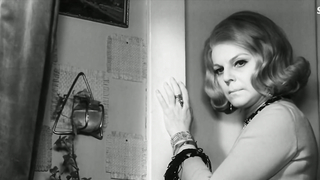 Danuse Klichova est en bikini, scène dans Svedectvi mrtvych oci (1971)