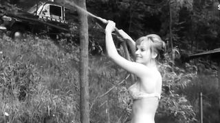 Danuse Klichova est en bikini, scène dans Svedectvi mrtvych oci (1971)