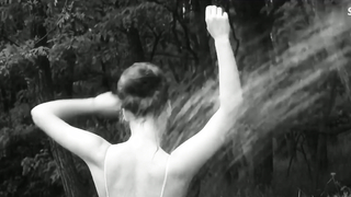 Danuse Klichova est en bikini, scène dans Svedectvi mrtvych oci (1971)