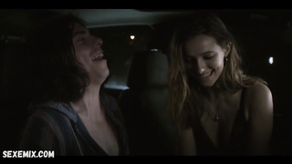 Maddie Phillips sexo en el coche, escena en Teenage Bounty Hunters s01e01 (2020)