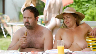 Stephanie Gossger önden tamamen çıplaklık, Die Kanzlei s04e08 (2019) sahnesi