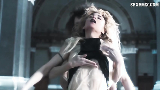 Лили Болдуин секси, сцена в Swallowed (2016)