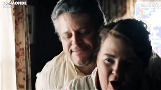 Sarah-Jeanne Labrosse, Maxime Morin, Julie LeBreton, Melodie Cyr desnuda, escena en Les Pays d'en Haut (2015)