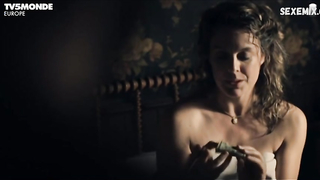 Sarah-Jeanne Labrosse, Maxime Morin, Julie LeBreton, Melodie Cyr desnuda, escena en Les Pays d'en Haut (2015)