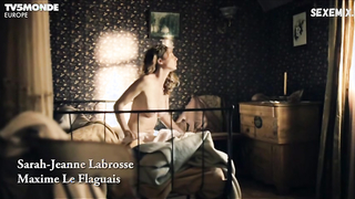 Sarah-Jeanne Labrosse, Maxime Morin, Julie LeBreton, Melodie Cyr desnuda, escena en Les Pays d'en Haut (2015)