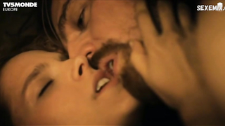 Sarah-Jeanne Labrosse, Maxime Morin, Julie LeBreton, Melodie Cyr desnuda, escena en Les Pays d'en Haut (2015)