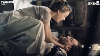 Sarah-Jeanne Labrosse, Maxime Morin, Julie LeBreton, Melodie Cyr desnuda, escena en Les Pays d'en Haut (2015)