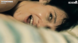 Sarah-Jeanne Labrosse, Maxime Morin, Julie LeBreton, Melodie Cyr desnuda, escena en Les Pays d'en Haut (2015)