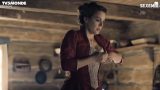 Sarah-Jeanne Labrosse, Maxime Morin, Julie LeBreton, Melodie Cyr desnuda, escena en Les Pays d'en Haut (2015)