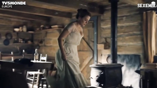 Sarah-Jeanne Labrosse, Maxime Morin, Julie LeBreton, Melodie Cyr desnuda, escena en Les Pays d'en Haut (2015)