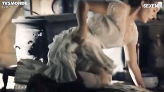 Sarah-Jeanne Labrosse, Maxime Morin, Julie LeBreton, Melodie Cyr desnuda, escena en Les Pays d'en Haut (2015)