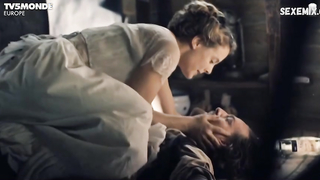 Sarah-Jeanne Labrosse, Maxime Morin, Julie LeBreton, Melodie Cyr desnuda, escena en Les Pays d'en Haut (2015)