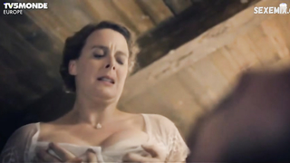 Sarah-Jeanne Labrosse, Maxime Morin, Julie LeBreton, Melodie Cyr desnuda, escena en Les Pays d'en Haut (2015)