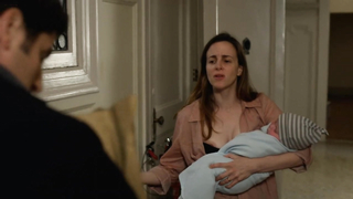 Мария Диззия показывает сиськи, сцена из сериала «Оранжевый — хит сезона» (2014)