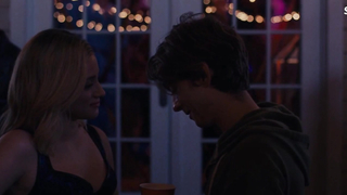 Лили Рейнхарт, Кара Янг Нижнее белье, сцена в Химические сердца (2020)