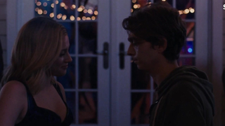 Лили Рейнхарт, Кара Янг Нижнее белье, сцена в Химические сердца (2020)