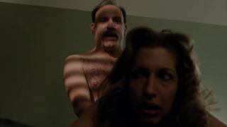 Sesso da dietro con Alysia Reiner, scena in Orange Is The New Black s03e11-13 (2015)