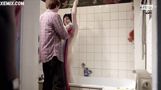 Marie Rose Tietjen toma banho, cena em Die Erfindung der Liebe (2013)