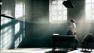 Anna Kanaris, escena de senos en Razgovor (2012)