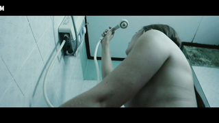 Esther Maa sotto la doccia, scena in Ingenium (2018)