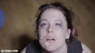 Нижнее белье Эмили ДеФорест, сцена в фильме «Привет, мамочка» (2020)