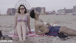 Нижнее белье Эмили ДеФорест, сцена в фильме «Привет, мамочка» (2020)