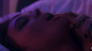 Sian Altman frente a cena de nudez completa em Graphic Designs (2022)