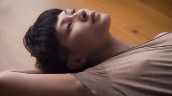 Lou Justine Moua Nedellec Tittenszene in Un Court Dimanche (2019)