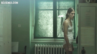 Adam Mia Petricevic'i köpek stiliyle sikiyor, Quit Staring at My Plate (Ne gledaj mi u pijat) (2016) filmindeki sahne